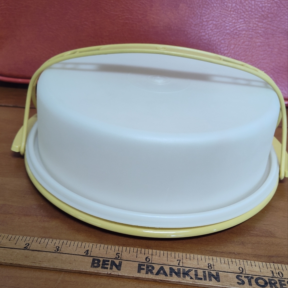 Vintage Tupperware pie keeper WITH HANDLE. This will hold a 9 inch pie.